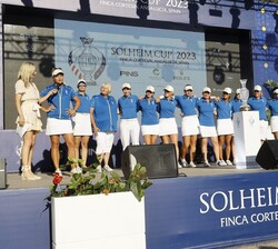 El equipo europeo durante la ceremonia de entrega de la Solheim Cup 2023
