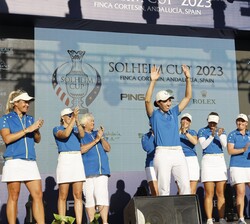 La jugadora española Carlota Ciganda durante la ceremonia de entrega del trofeo de la Solheim Cup 2023
