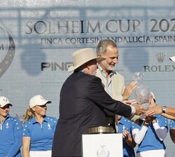 Su Majestad el Rey hace entrega del trofeo a la capitana del equipo europeo, Suzann Pettersen