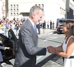 El Rey a su llegada al Paraninfo de la Universidad de Cantabria recibe el saludo de la presidenta de Cantabria, María José Sáenz de Buruaga