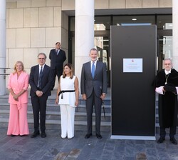 El Rey con las autoridades asistentes al evento