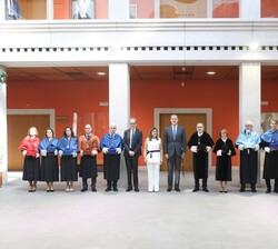 Su Majestad el Rey junto con los miembros del Consejo de Dirección de la Universidad de Cantabria y autoridades