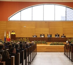 Don Felipe preside la apertura oficial del Curso Universitario en la Universidad de Cantabria, coincidiendo con el final del 50 aniversario de la inst