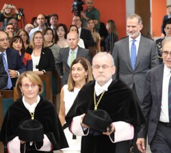 Su Majestad el Rey accede al salón de actos