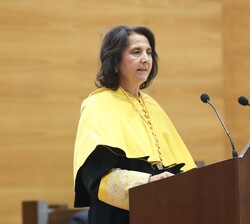 Intervención de María del Carmen Fariñas, catedrática de Medicina de la Universidad de Cantabria, quien imparte la lección magistral titulada “L