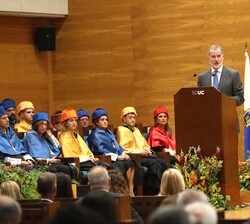 El Rey en la apertura del Curso Universitario 2023/2024, en la Universidad de Cantabria, dirige unas palabras a los assistentes