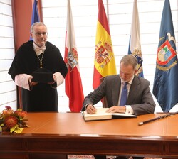 Firma en el libro de honor de la Universidad de Cantabria