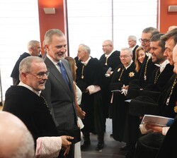 El Rey conversa con los asistentes tras finalizar la apertura del Curso Universitario 2023/2024
