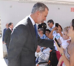 Don Felipe con los vecinos de Santander