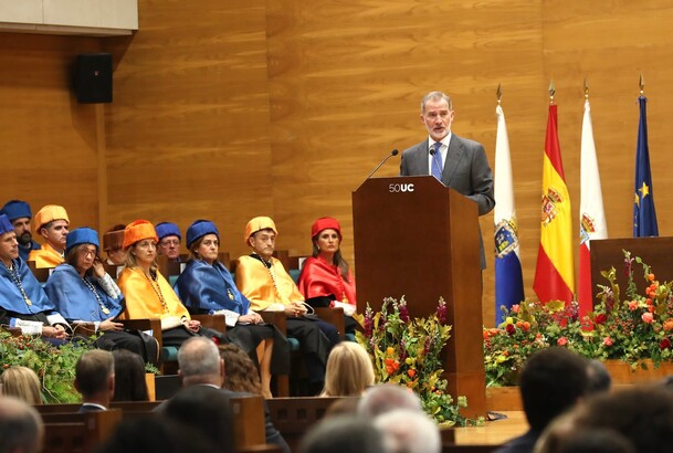 El Rey en la apertura del Curso Universitario 2023/2024, en la Universidad de Cantabria, dirige unas palabras a los assistentes