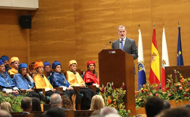 El Rey en la apertura del Curso Universitario 2023/2024, en la Universidad de Cantabria, dirige unas palabras a los assistentes