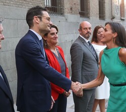 Su Majestad la Reina fue recibida por el presidente del Grupo Prisa, Joseph Oughourlian