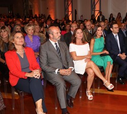 Su Majestad la Reina, en el auditorio, momentos antes de comenzar el acto