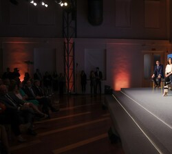 Vista del escenario durante la mesa redonda en la que intervinieron los representantes de las empresas ganadoras de los premios