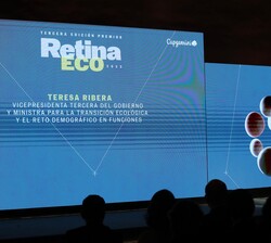 Vista del escenario durante la mesa redonda en la que intervinieron los representantes de las empresas ganadoras de los premios