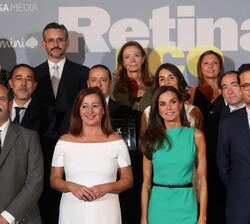 Su Majestad la Reina con los representantes de las empresas ganadoras de los premios