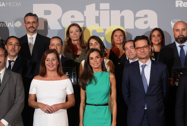 Su Majestad la Reina con los representantes de las empresas ganadoras de los premios