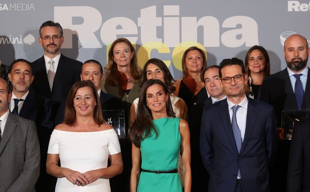 Su Majestad la Reina con los representantes de las empresas ganadoras de los premios