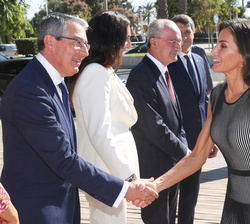Su Majestad la Reina es recibida por el presidente de la Diputación Provincial de Málaga, José Francisco Salado