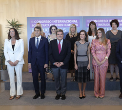 Fotografía de grupo de Su Majestad la Reina con las autoridades y personalidades asistentes al acto