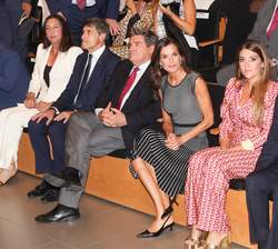 Su Majestad la Reina en primera fila de asientos al comienzo del acto