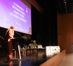 Su Majestad la Reina en primera fila de asientos durante la intervención de la consejera delegada y fundadora de Nuevo Hogar Betania, Begoña Arana 