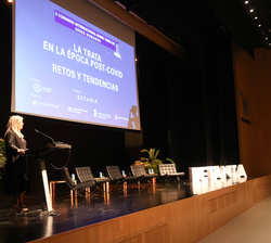 Su Majestad la Reina en primera fila de asientos durante conferencia inaugural "La trata en la época postcovid. Retos y tendencias" a cargo 