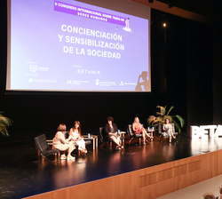 Su Majestad la Reina en primera fila de asientos durante la mesa redonda, “Concienciación y sensibilización de la sociedad”