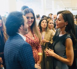 Su Majestad la Reina conversa con algunos asistentes al acto