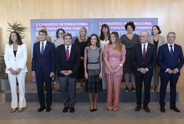 Fotografía de grupo de Su Majestad la Reina con las autoridades y personalidades asistentes al acto