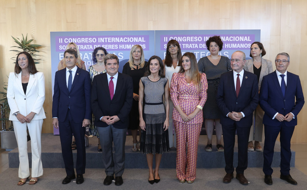 Fotografía de grupo de Su Majestad la Reina con las autoridades y personalidades asistentes al acto