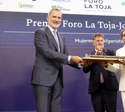 Su Majestad el Rey entrega el premio "Josep Piqué" a la representante de la Asociación de Mujeres Afganas en España, Sunita Nasir Taree