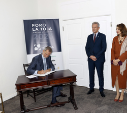 Su Majestad el Rey en la firma del Libro de Honor del Foro