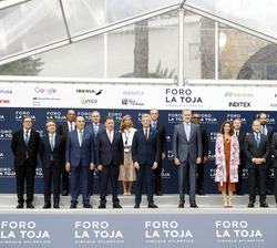 Fotografía de grupo con los representantes de la empresas patrocinadoras participantes en el Foro la Toja - Vínculo Atlántico