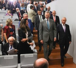 Su Majestad el Rey y Su Excelencia el presidente de la República Portuguesa, acceden al salón de actos