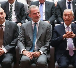 Su Majestad el Rey y Su Excelencia el presidente de la República Portuguesa, ocupan su lugar en la primera fila de asientos