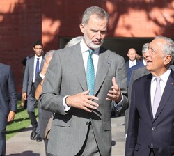 Don Felipe y el Presidente Rebelo de Sousa conversan tras finalizar el acto del III encuentro Luso-Español: “Desafíos del Siglo XXI”