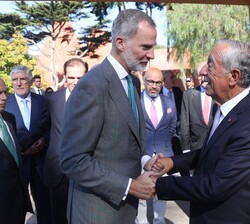 Su Majestad el Rey y Su Excelencia el presidente de la República Portuguesa, se despiden tras la inauguración del III encuentro Luso-Español: "De