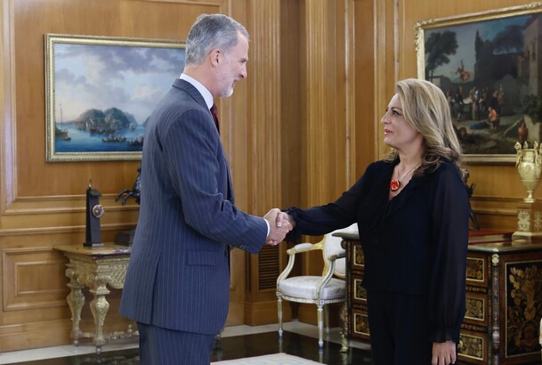 Su Majestad el Rey recibe el saludo de la representante de Coalición Canaria, Doña Cristina Valido García