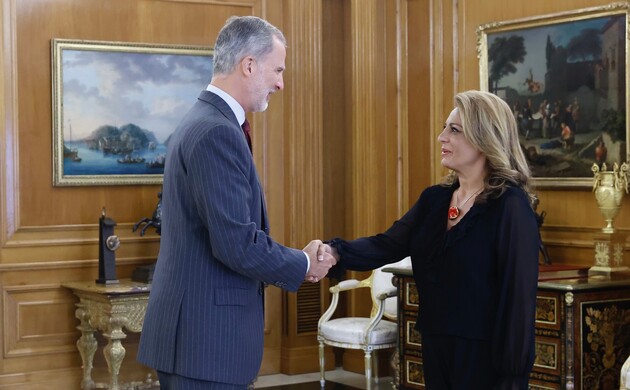 Su Majestad el Rey recibe el saludo de la representante de Coalición Canaria, Doña Cristina Valido García