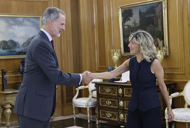 Su Majestad el Rey recibe el saludo de la representante de SUMAR, Doña Yolanda Díaz Pérez
