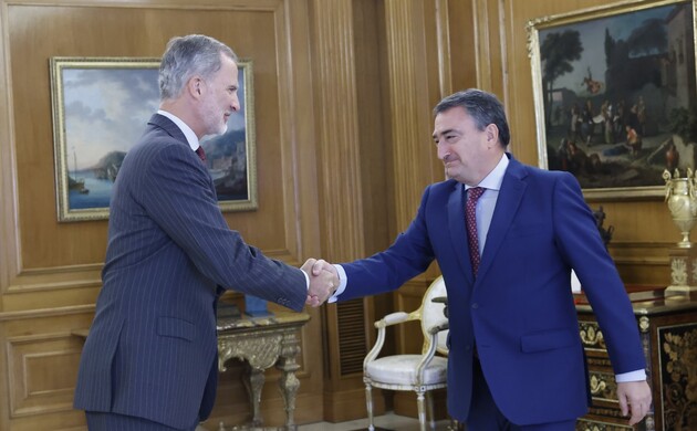 Su Majestad el Rey recibe el saludo del representante de Euzko Alderdi Jeltzalea-Partido Nacionalista Vasco (EAJ-PNV), Don Aitor Esteban Bravo