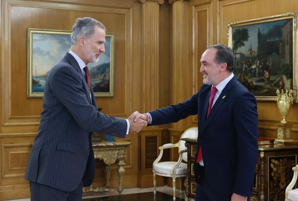 Su Majestad el Rey recibe el saludo del representante de Unión del Pueblo Navarro, Don Javier Esparza Abaurrea