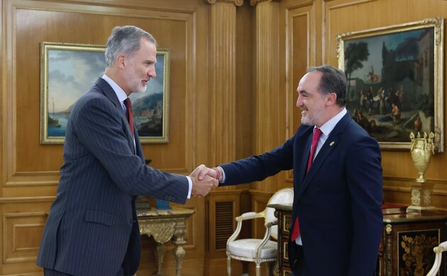 Su Majestad el Rey recibe el saludo del representante de Unión del Pueblo Navarro, Don Javier Esparza Abaurrea