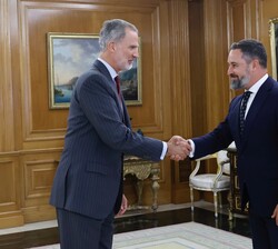 Su Majestad el Rey recibe el saludo del representante de VOX, Don Santiago Abascal Conde