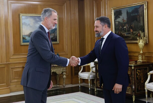 Su Majestad el Rey recibe el saludo del representante de VOX, Don Santiago Abascal Conde