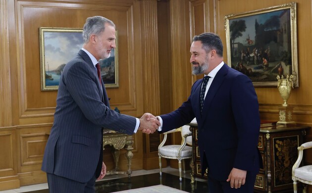 Su Majestad el Rey recibe el saludo del representante de VOX, Don Santiago Abascal Conde