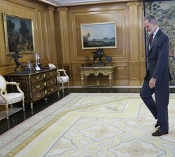 Su Majestad el Rey se dirige a su despacho con la representante de Coalición Canaria, Doña Cristina Valido García