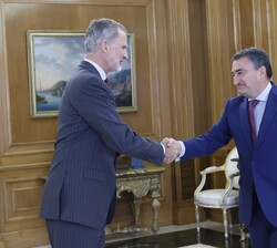 Su Majestad el Rey recibe el saludo del representante de Euzko Alderdi Jeltzalea-Partido Nacionalista Vasco (EAJ-PNV), Don Aitor Esteban Bravo