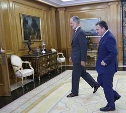 Su Majestad el Rey se dirige a su despacho con el representante de Euzko Alderdi Jeltzalea-Partido Nacionalista Vasco (EAJ-PNV), Don Aitor Esteban Bra
